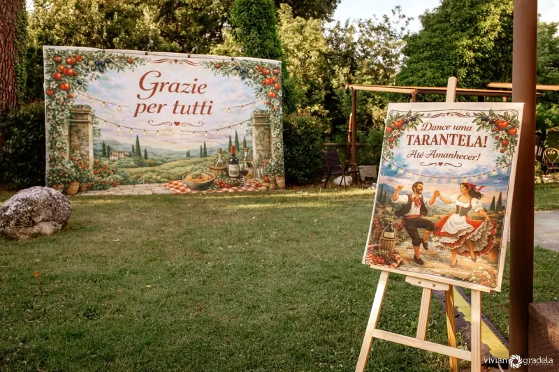 Themenfest im Borgo Santa Maria — Der gemalte Hintergrund, mitten auf der Wiese