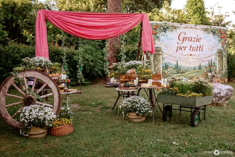 Themenfest im Borgo Santa Maria — Karren voller weißer Blumen und Stoffbahnen