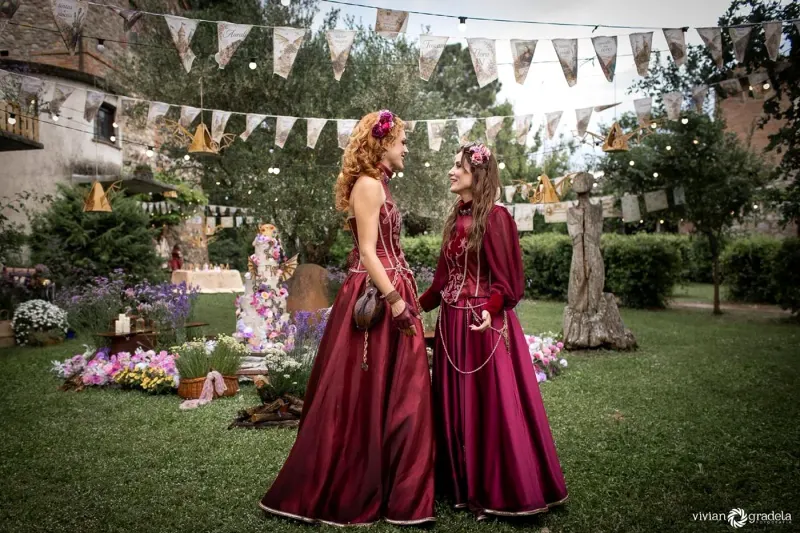 Themenfest im Borgo Santa Maria — Lange Kleider zwischen den Blumenbeeten