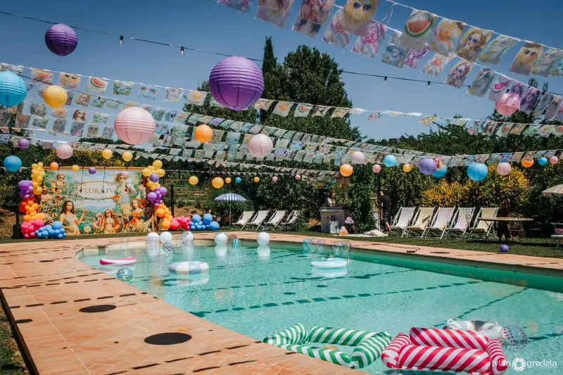Themenfest im Borgo Santa Maria — Der Pool als Ganzes
