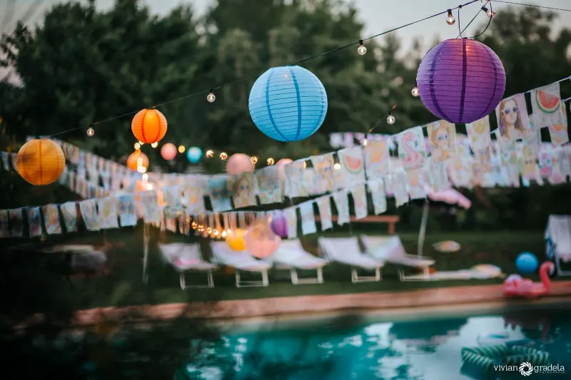 Themenfest im Borgo Santa Maria — Lampions und Liegen am Beckenrand