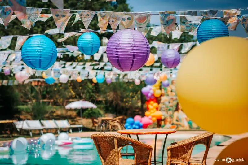 Themenfest im Borgo Santa Maria — Luftballons und Lampions über dem Wasser