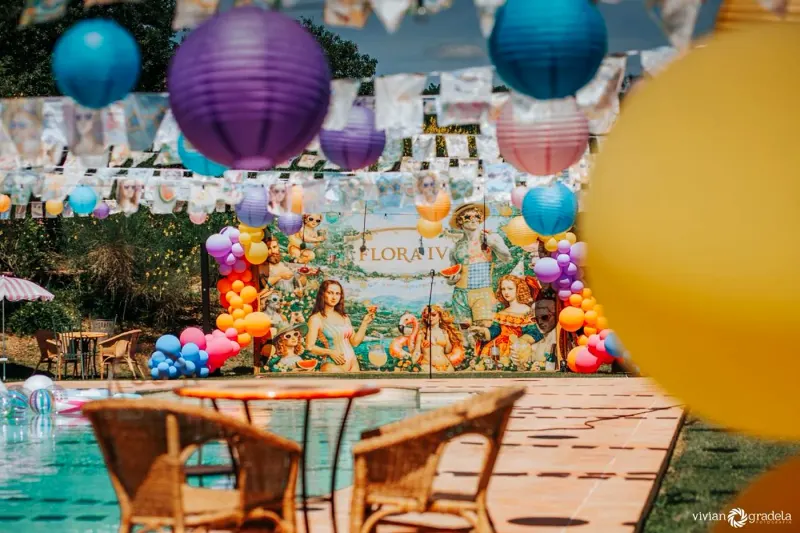 Themenfest im Borgo Santa Maria — Tische unter den Wimpelketten