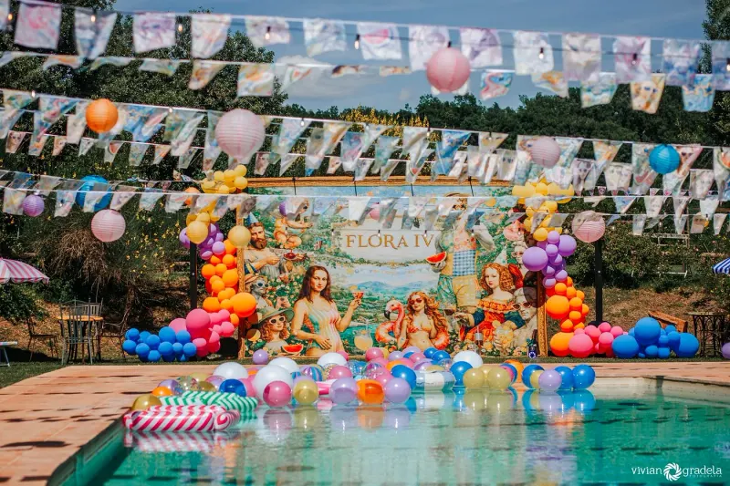 Themenfest im Borgo Santa Maria — Der Pool, geschmückt für das Themenfest