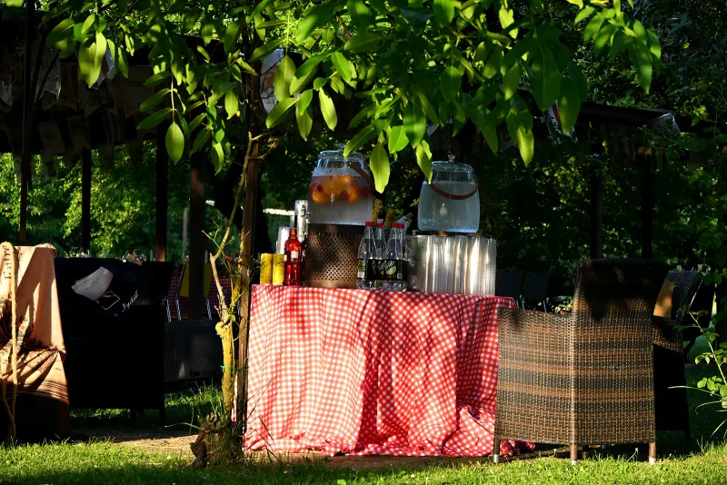 Aufbau einer Hochzeitsfeier im Borgo Santa Maria — Die Bar-Ecke im Park