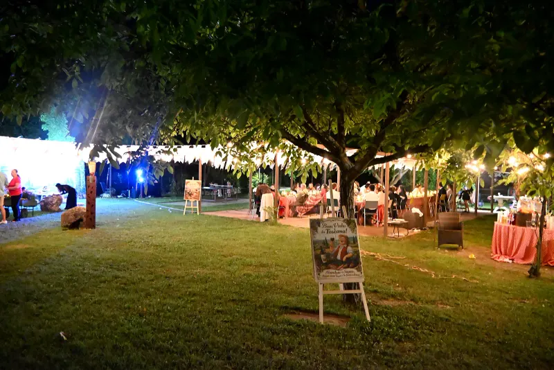 Aufbau einer Hochzeitsfeier im Borgo Santa Maria — Der große Baum, abends beleuchtet