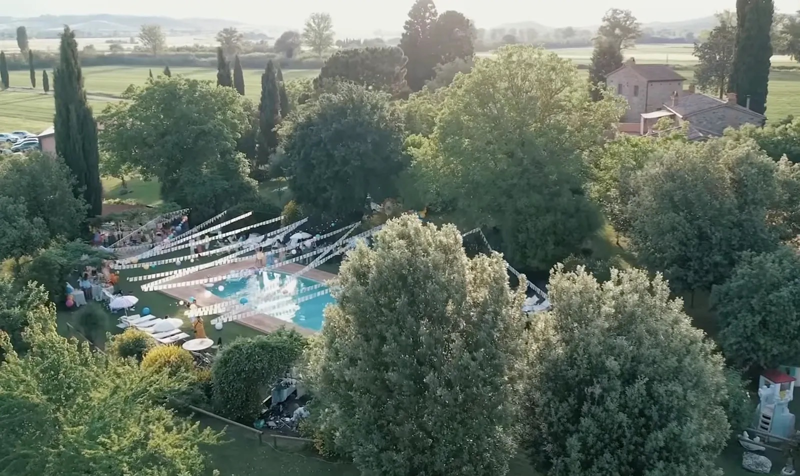 Il borgo e la piscina durante la festa