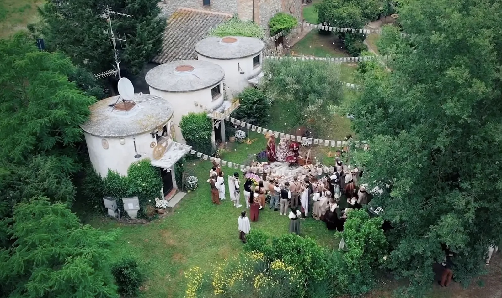 Cerimonia tra le case in pietra del borgo, vista dall'alto