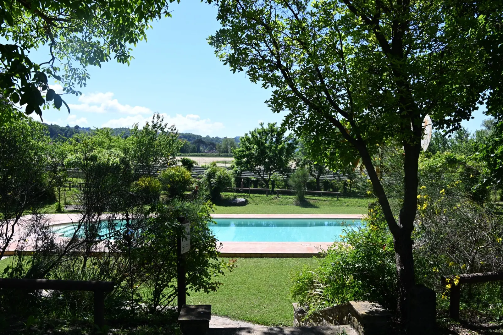 Agriturismo Borgo Santa Maria — La piscina e il parco con vista sulla campagna