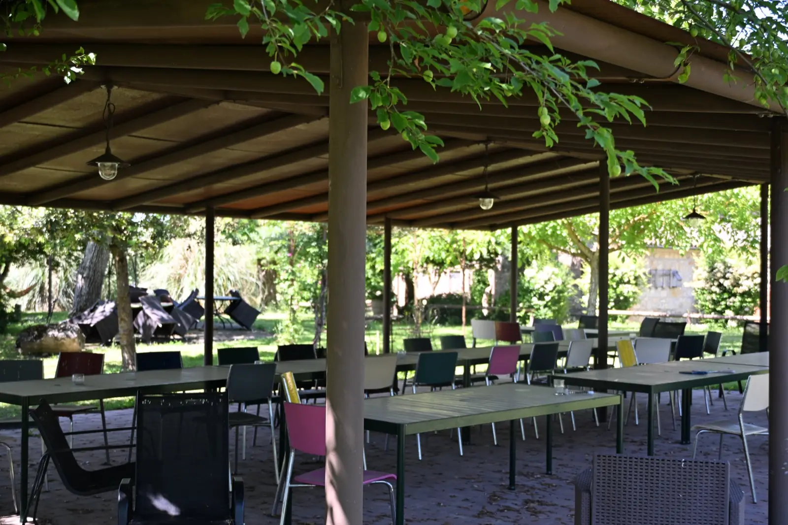 Agriturismo Borgo Santa Maria — Pergola e tavoli per pranzi all'aperto
