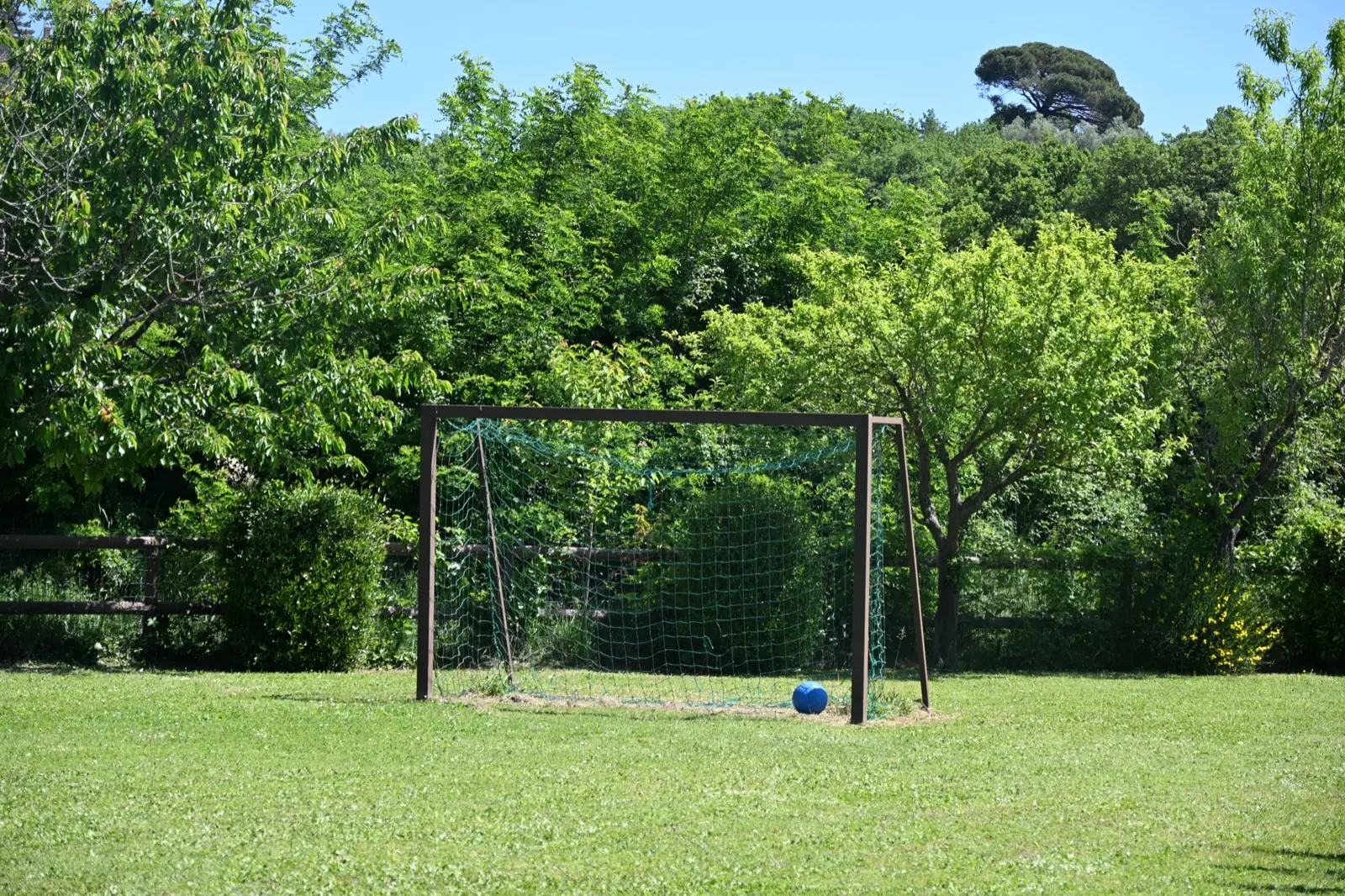 Agriturismo Borgo Santa Maria — Campo da calcio nel parco