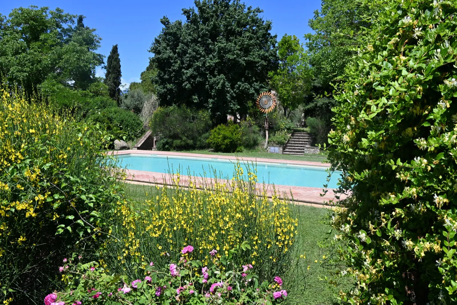 Agriturismo Borgo Santa Maria — La piscina immersa nel verde e nei fiori