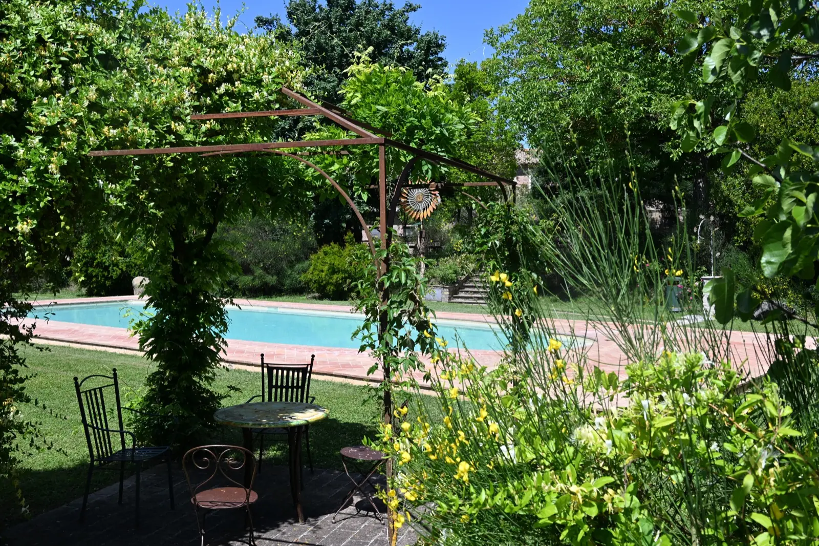 Agriturismo Borgo Santa Maria — Angolo relax accanto alla piscina