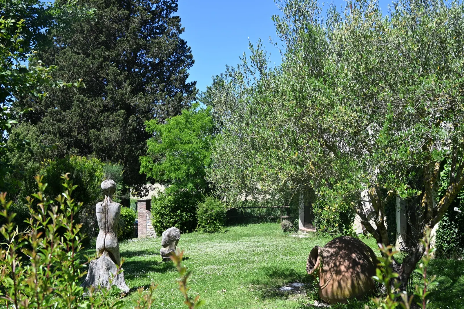 Agriturismo Borgo Santa Maria — Sculture nel giardino tra gli ulivi