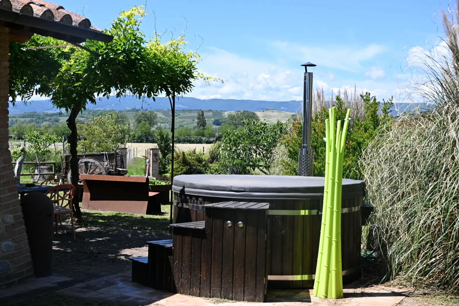 Agriturismo Borgo Santa Maria — Jacuzzi all'aperto con vista sulle colline