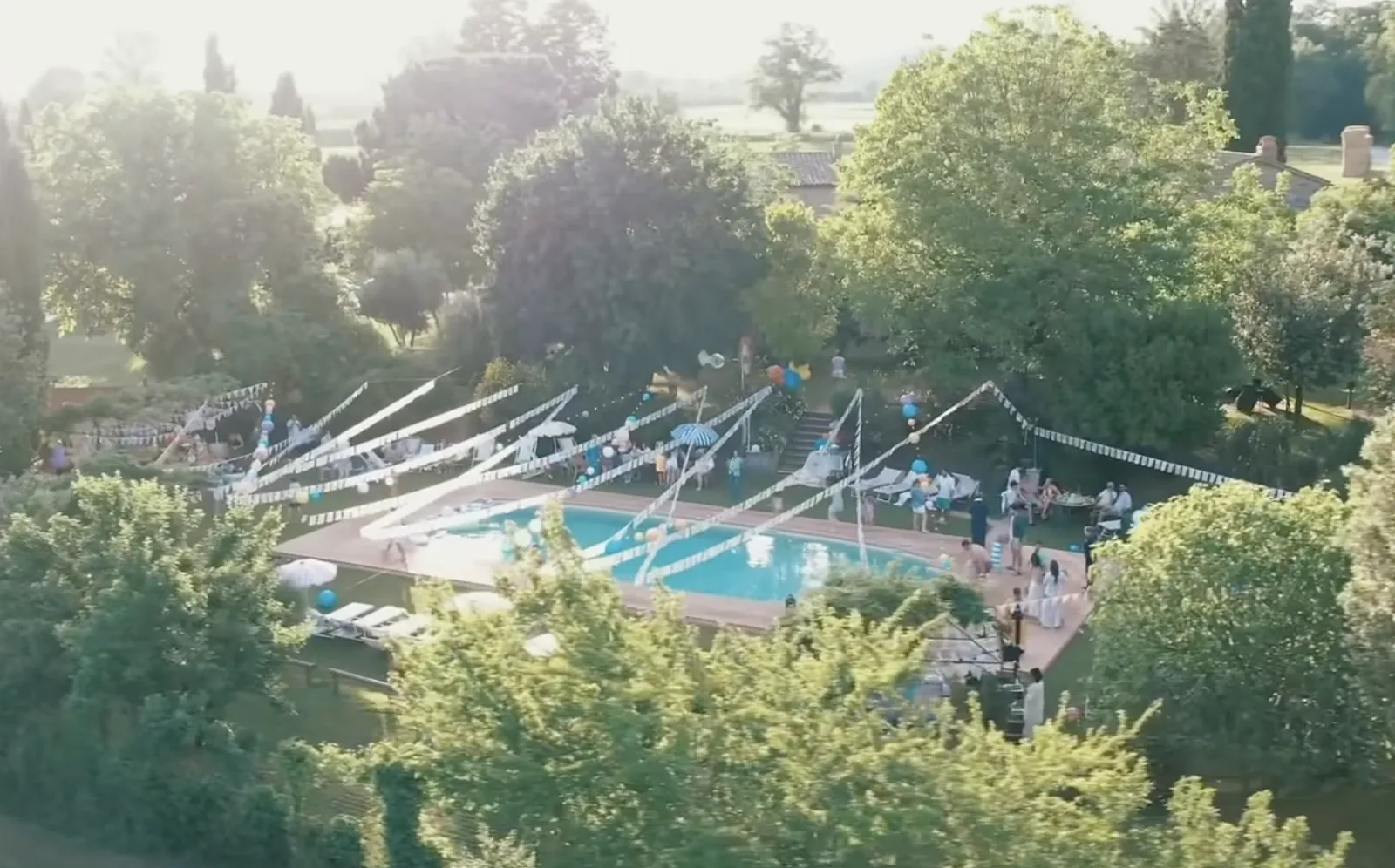 Festa in piscina al Borgo Santa Maria, vista dall'alto