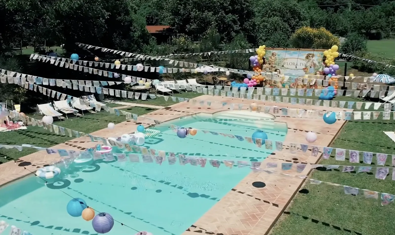 Piscina addobbata per l'evento, ripresa aerea