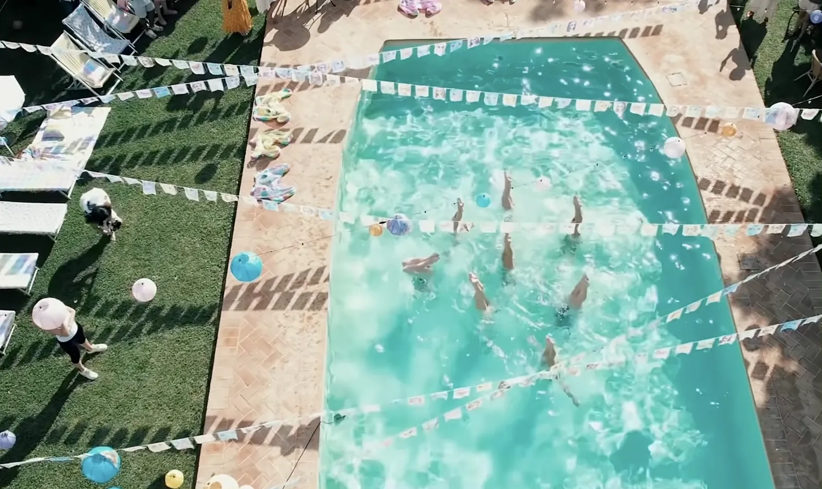 Bagno in piscina durante l'evento
