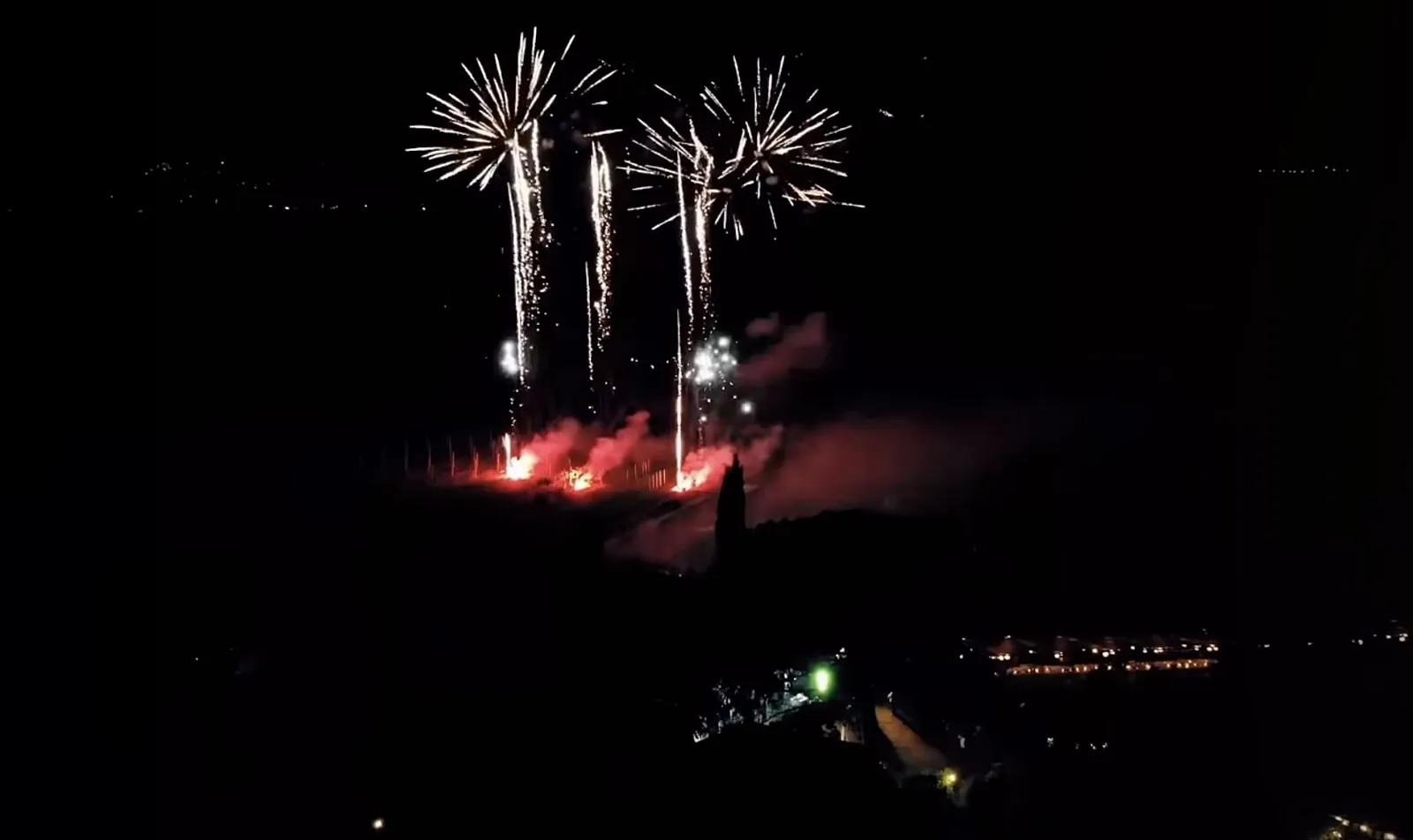 Spettacolo di fuochi d'artificio sul borgo