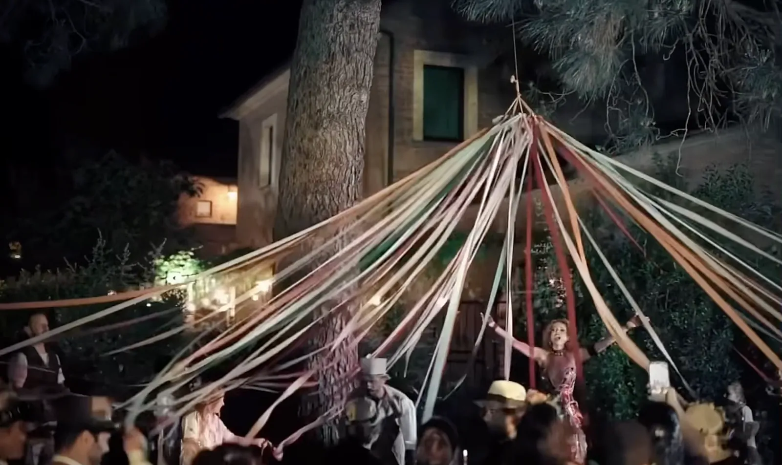 Danza attorno all'albero della cuccagna, di sera
