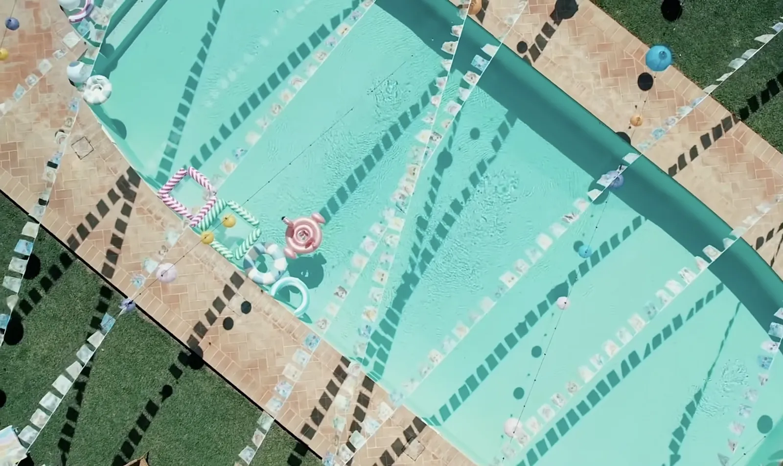 La piscina del borgo vista dall'alto