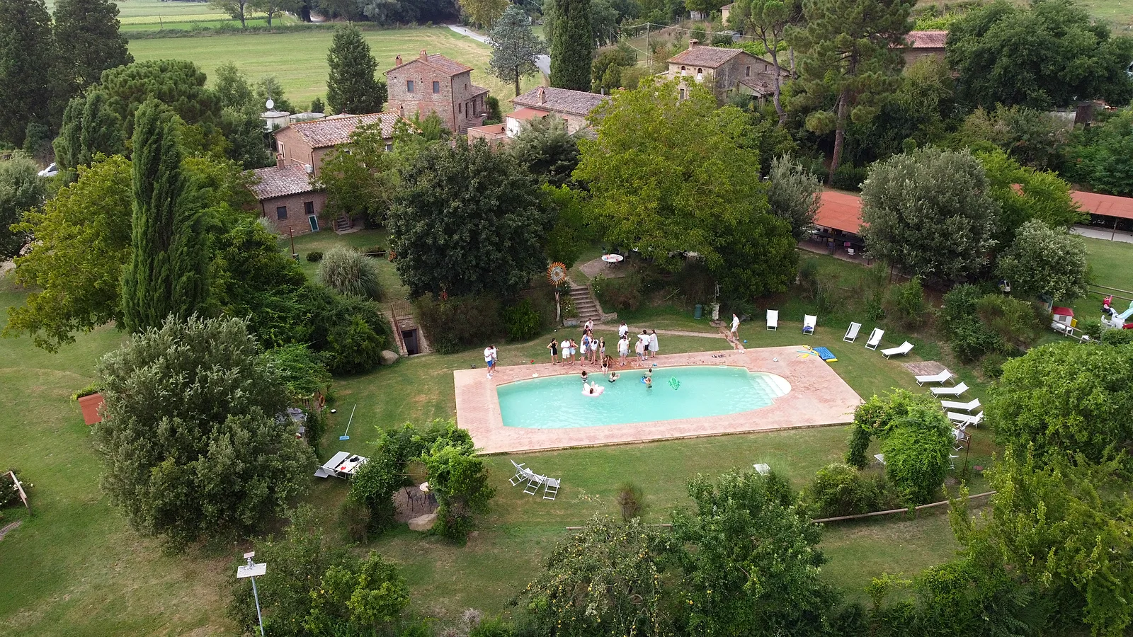 Vista aerea del Borgo Santa Maria con la piscina e il parco