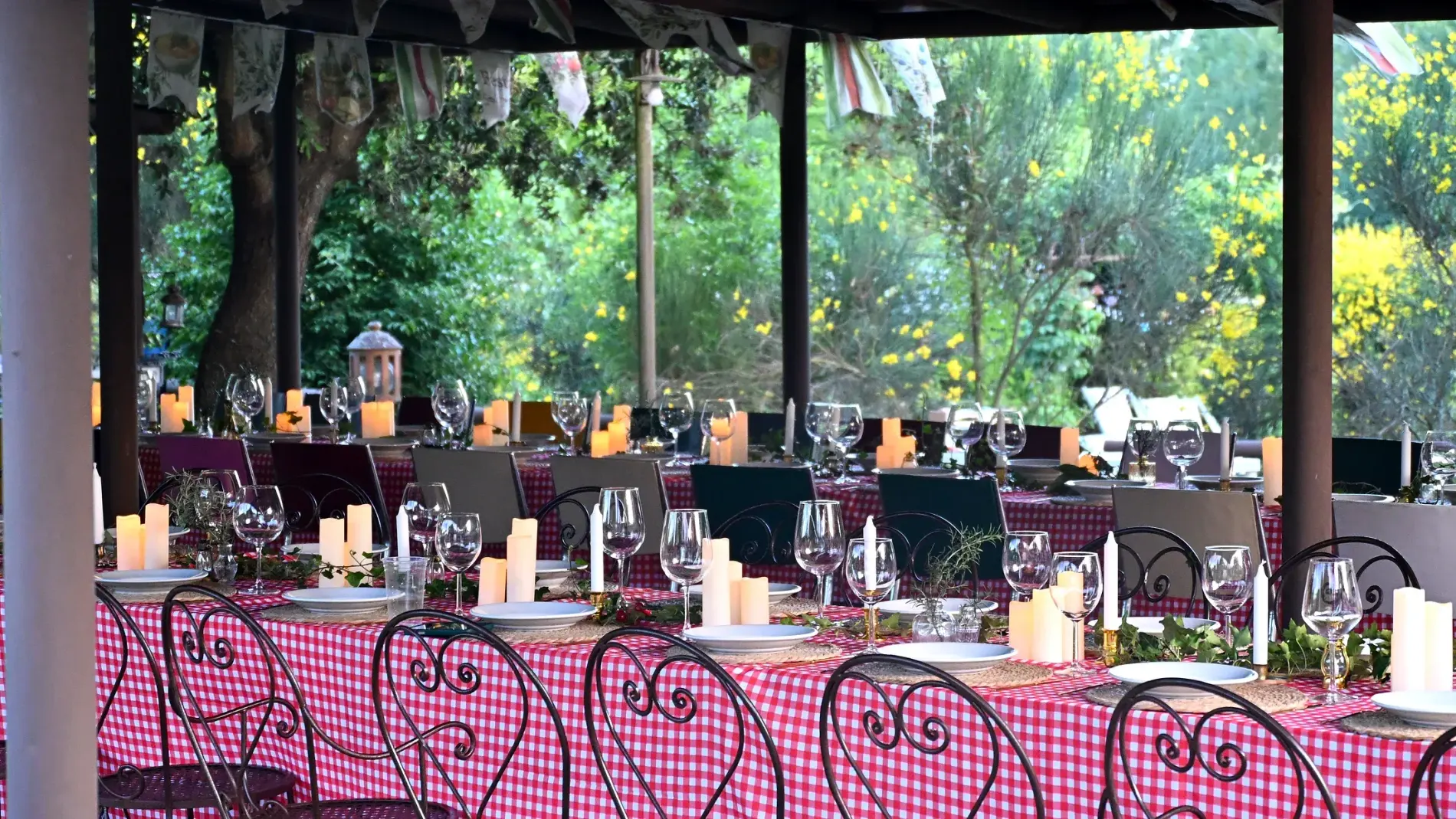Die gedeckte Tafel unter der Park-Pergola