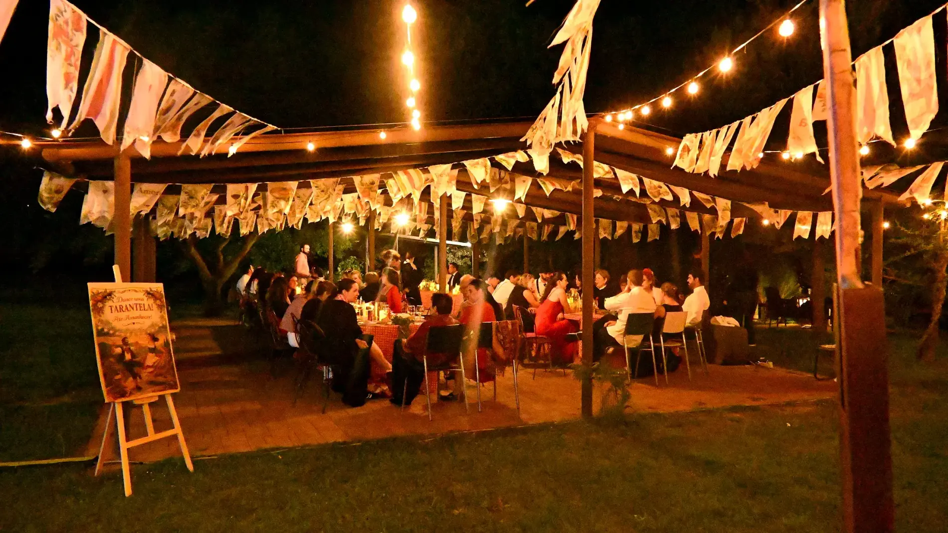 Die Pergola im Lichterschmuck am Abend
