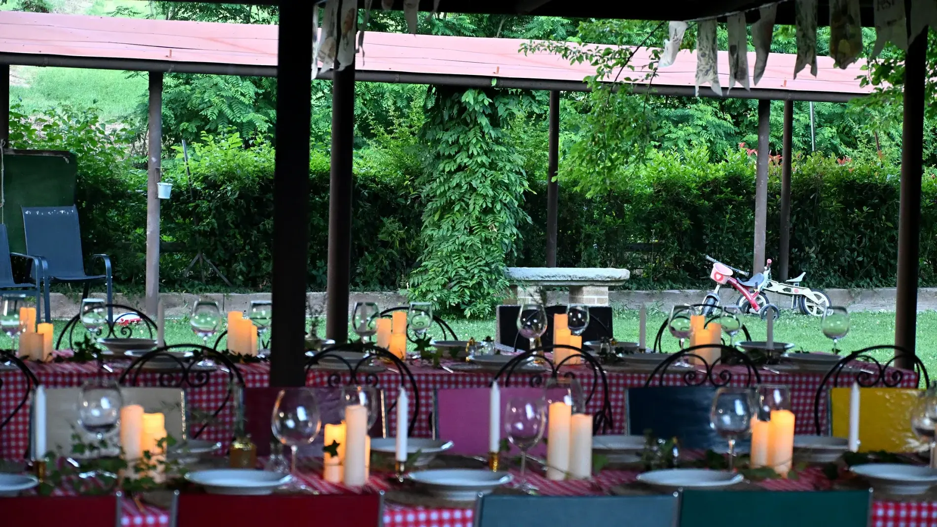 Die Pergola, bereit für das Fest