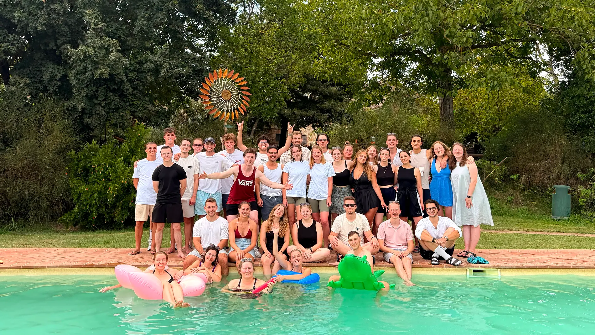 Eine Gruppe von Gästen am Pool