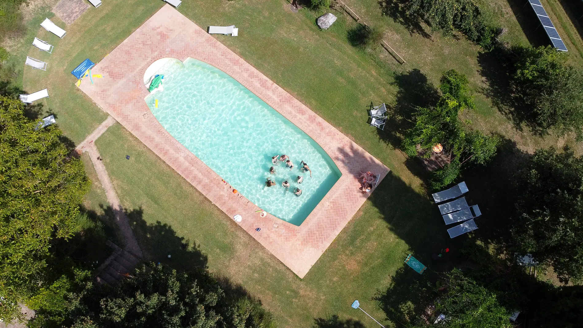 Der Pool aus der Drohne