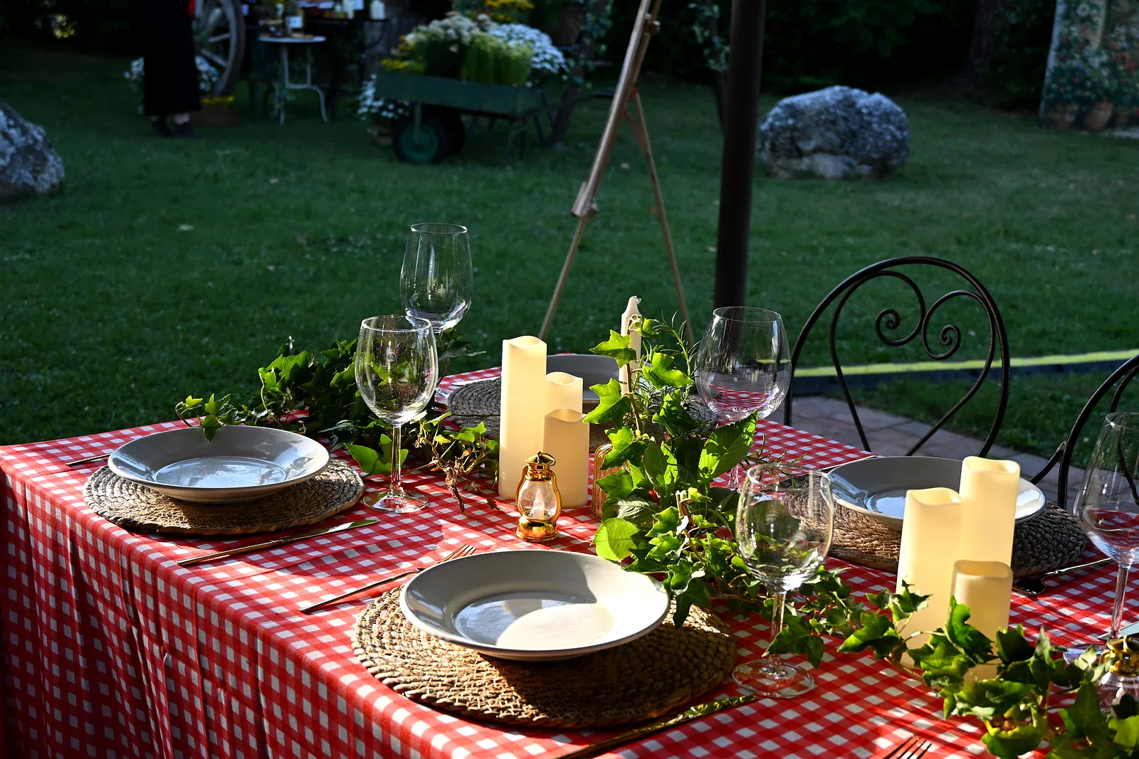 Aufbau einer Hochzeitsfeier im Borgo Santa Maria — Gedecke, Kerzen und Efeu: das Detail der Tafel