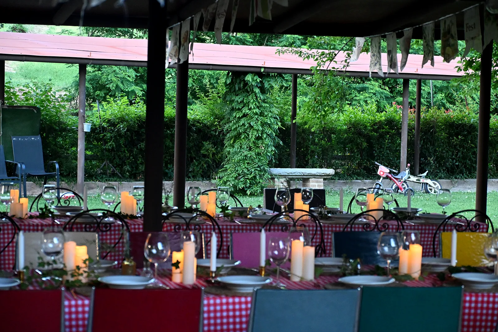 Aufbau einer Hochzeitsfeier im Borgo Santa Maria — Die Pergola, bereit für das Fest