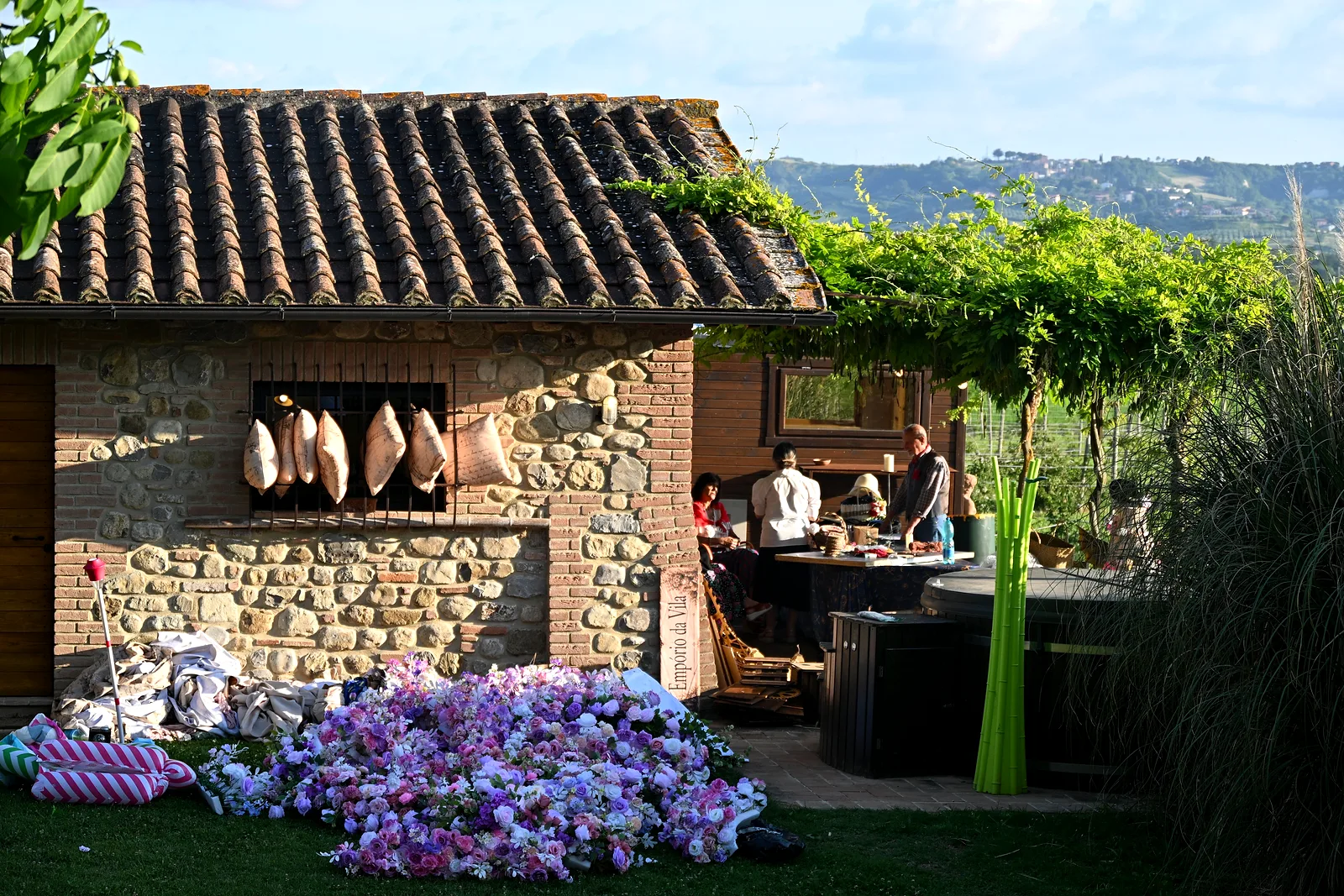 Aufbau einer Hochzeitsfeier im Borgo Santa Maria — Die Steinloggia und die Blumen für die Dekoration