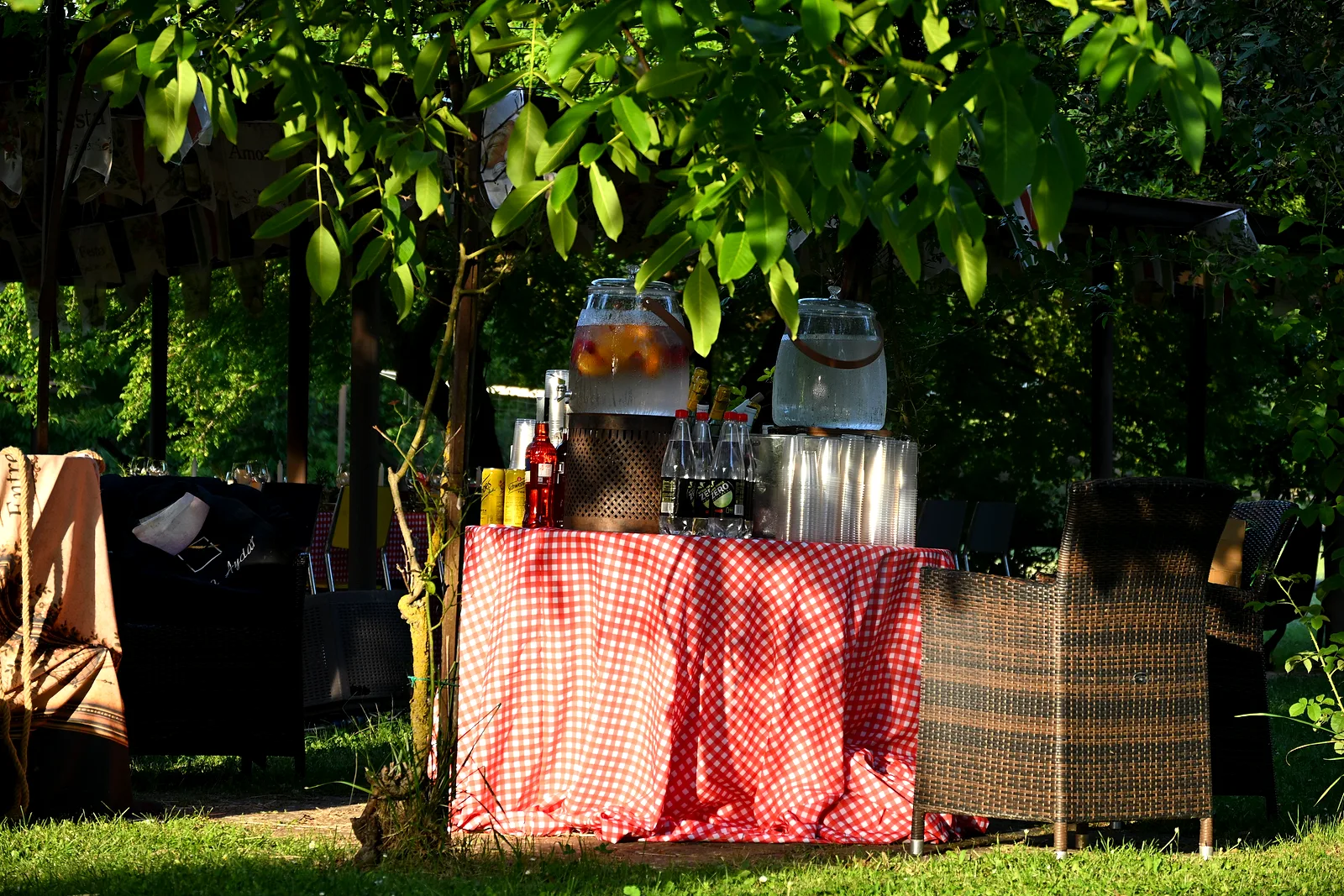 Aufbau einer Hochzeitsfeier im Borgo Santa Maria — Die Bar-Ecke im Park