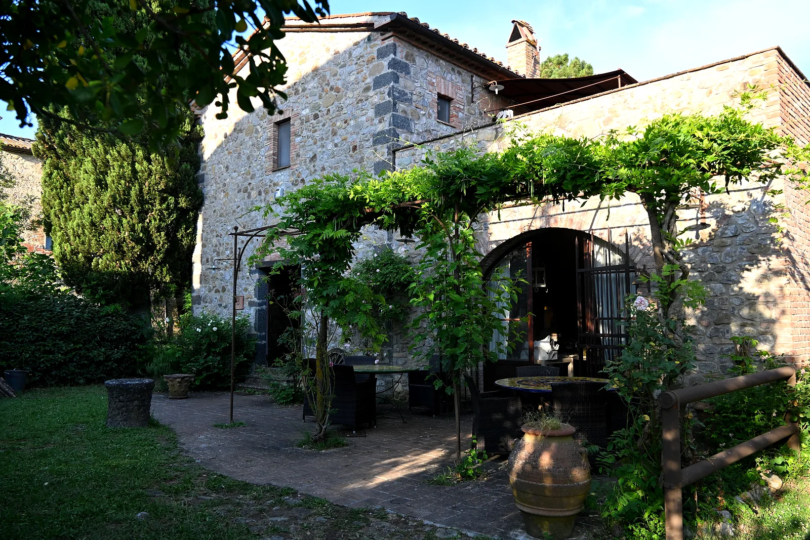 Aufbau einer Hochzeitsfeier im Borgo Santa Maria — Eines der Dorfhäuser, unter der Glyzinie