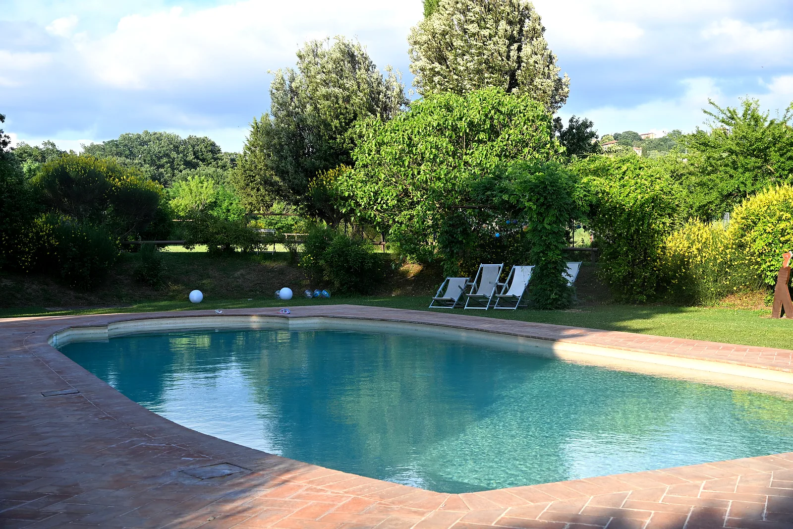 Aufbau einer Hochzeitsfeier im Borgo Santa Maria — Der Pool, während der Feier ganz für Sie