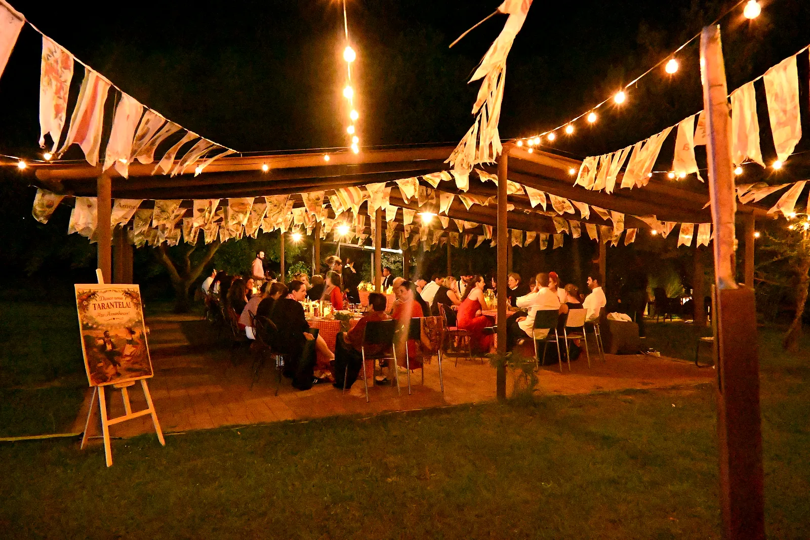 Die Pergola im Lichterschmuck am Abend