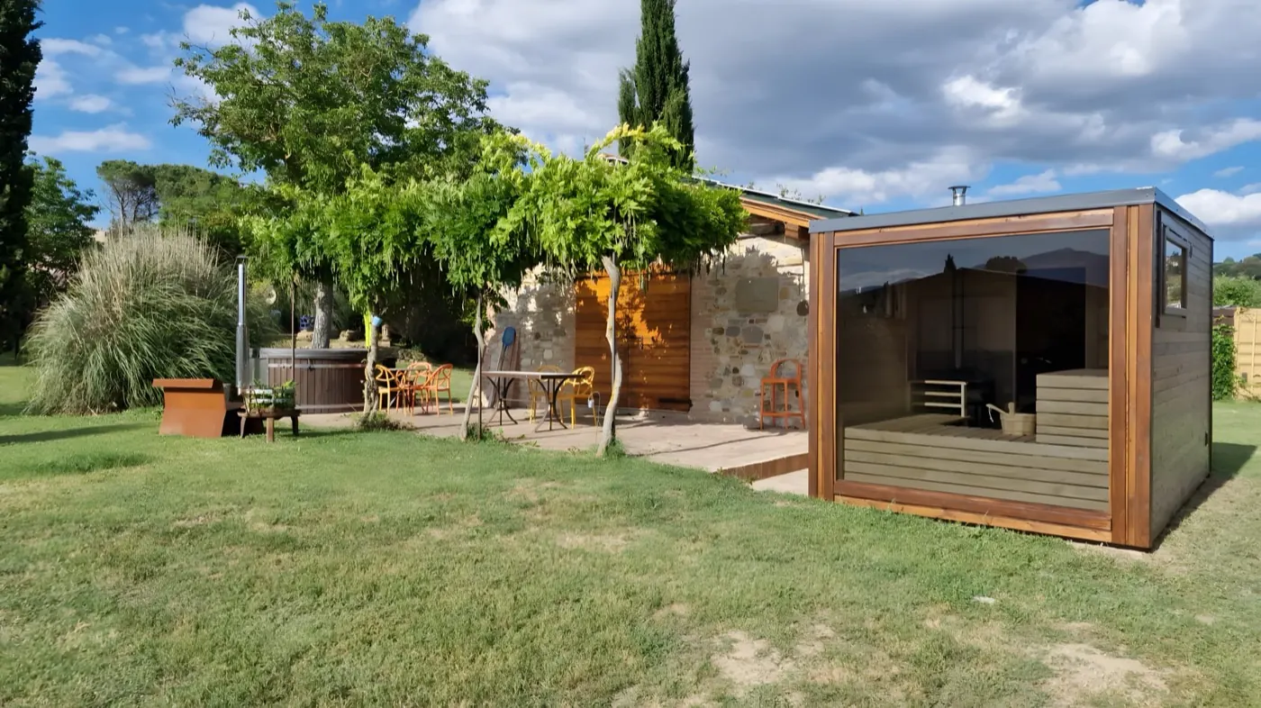 Die finnische Sauna und der Außen-Whirlpool im Garten